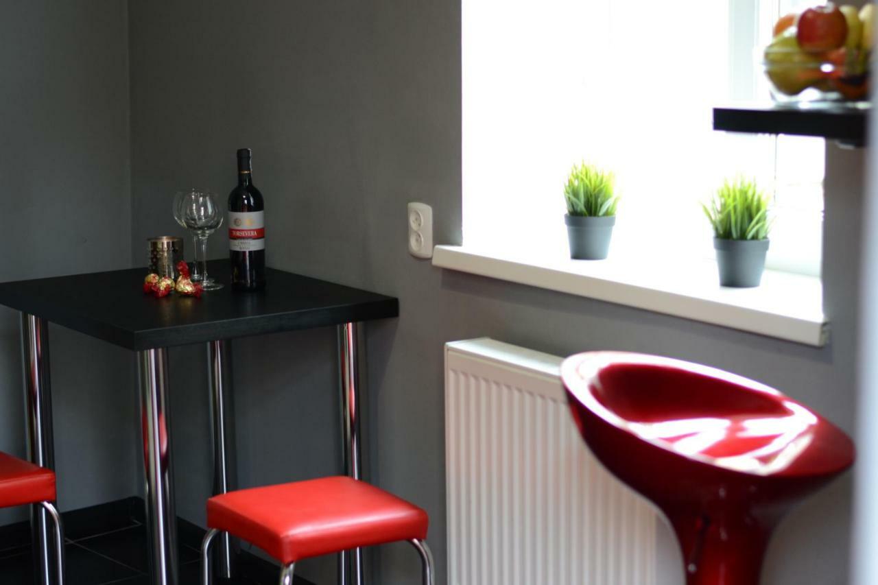 Modern Red Apartment Lviv Exterior foto