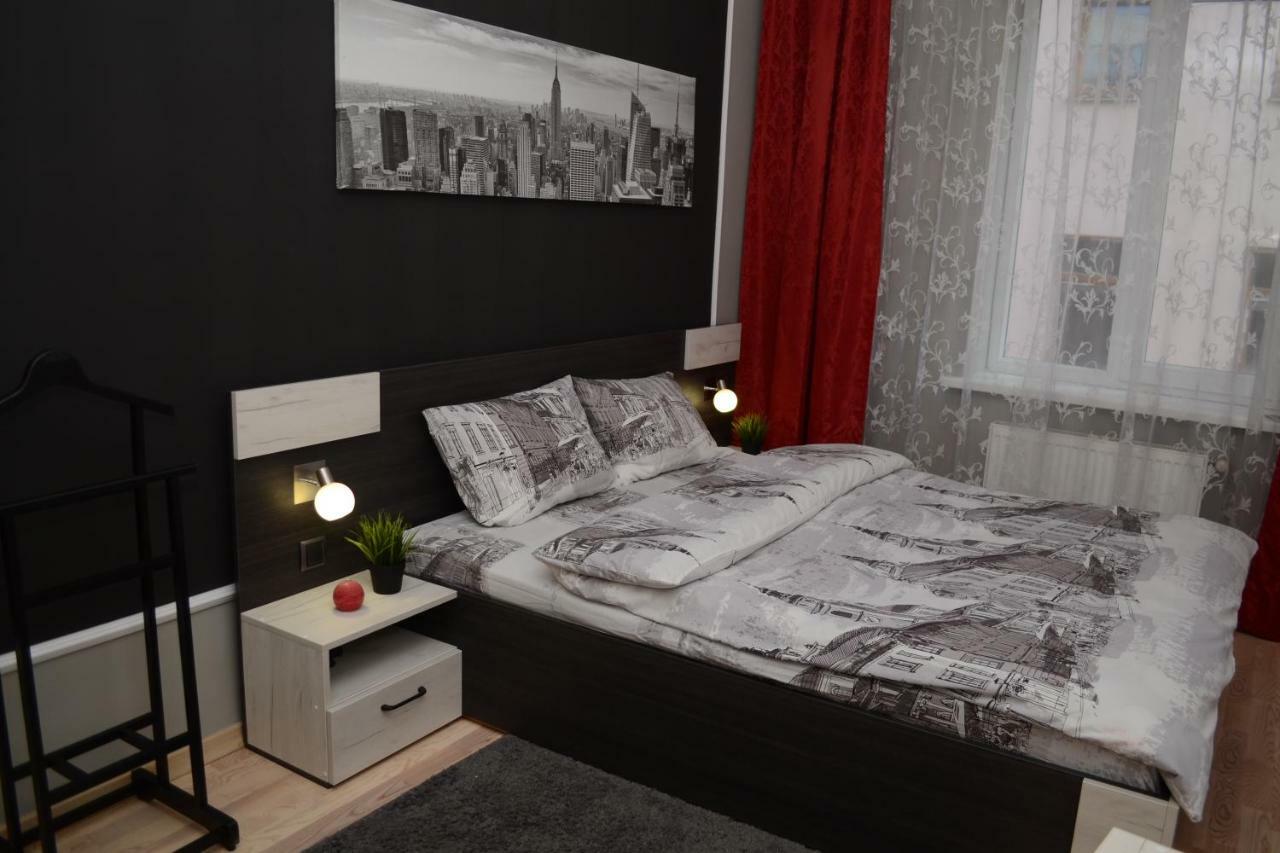 Modern Red Apartment Lviv Exterior foto