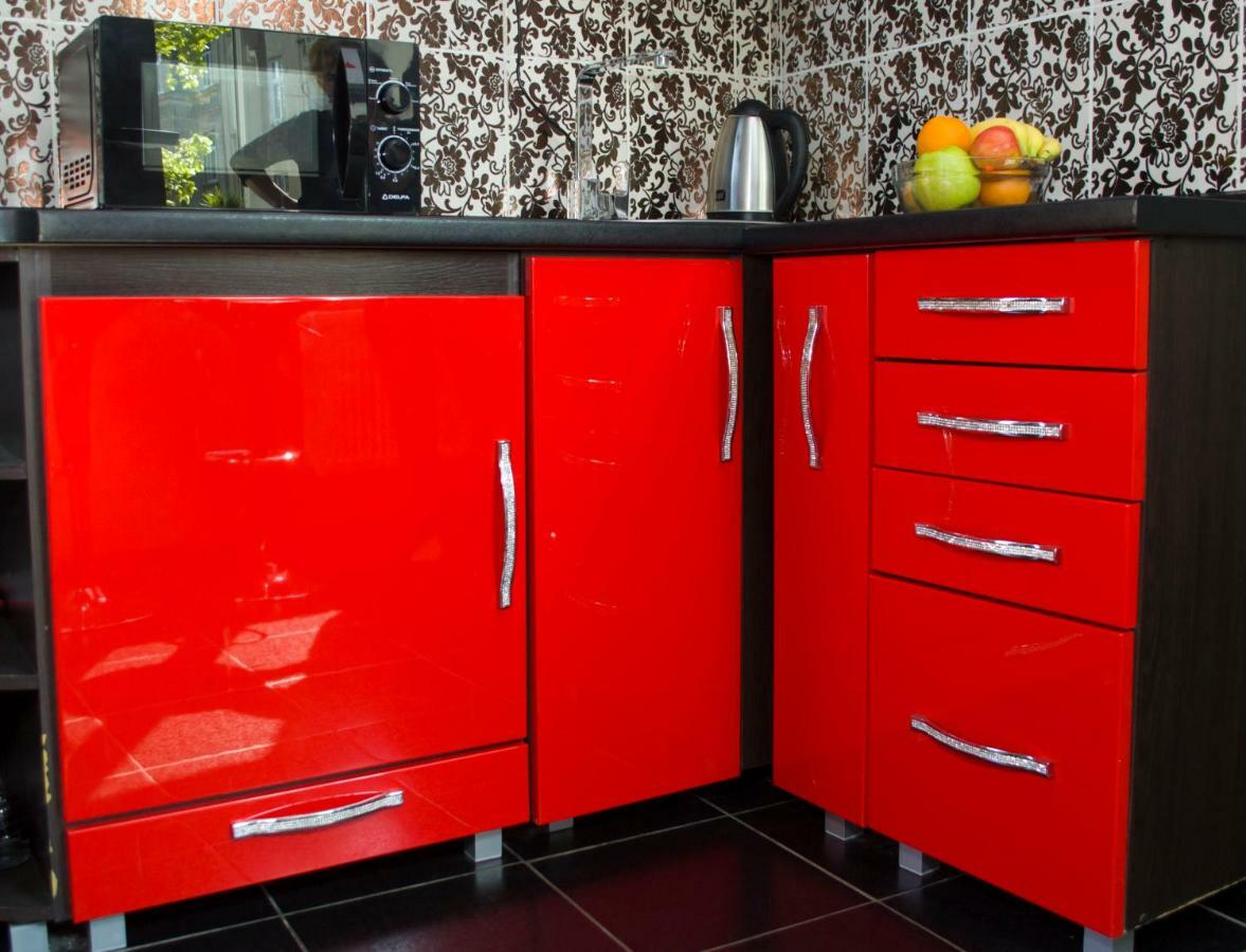 Modern Red Apartment Lviv Exterior foto