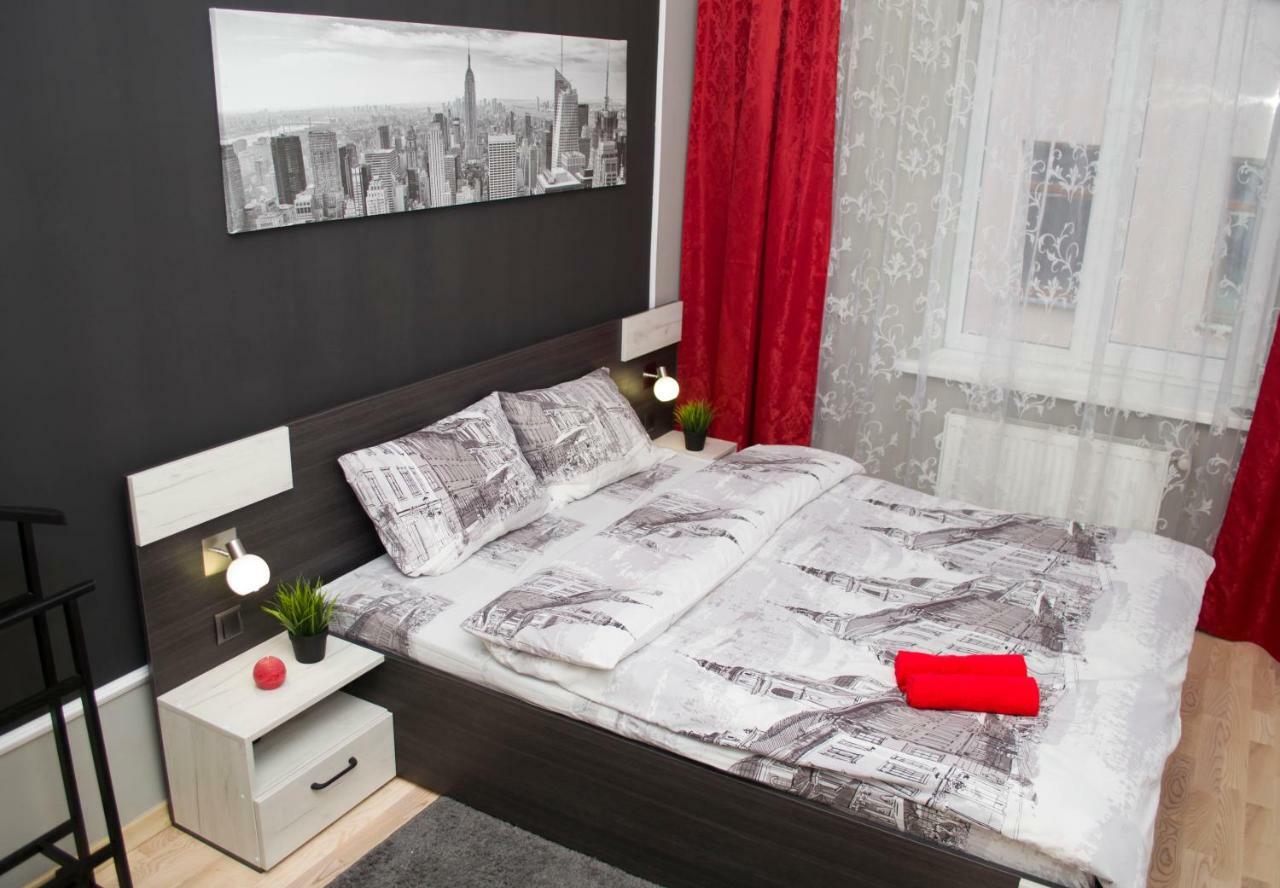 Modern Red Apartment Lviv Exterior foto
